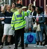 Politiet afspærrede straks efter angrebet Hackney Road i Østlondon, hvor en bus blev ramt. - Foto: AP 