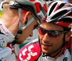 Ivan Basso snakker med Michael Rasmussen efter fredagens etape. Begge ryttere får hård modstand på enkeltstarten fra tyske Jan Ullrich. - Foto: AP 