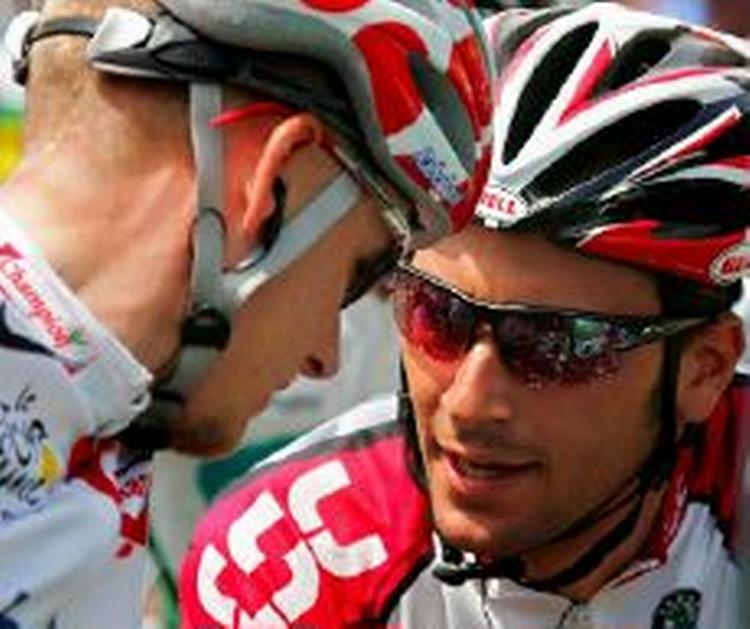 Ivan Basso snakker med Michael Rasmussen efter fredagens etape. Begge ryttere får hård modstand på enkeltstarten fra tyske Jan Ullrich. - Foto: AP 