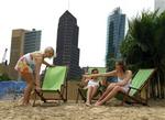 Det er ikke kun Paris, der tilbyder strandliv på stenbroen. Her er et billede fra åbningen af Beach Club på Postdamer Platz i Berlin sidste år. - Foto: AP 