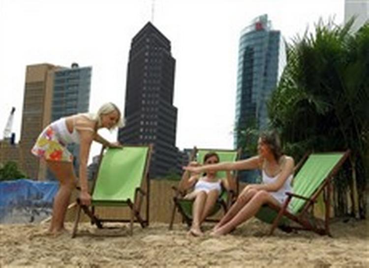 Det er ikke kun Paris, der tilbyder strandliv på stenbroen. Her er et billede fra åbningen af Beach Club på Postdamer Platz i Berlin sidste år. - Foto: AP 