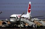 Flere rejsebureauer har valgt at trække deres gæster hjem fra Sharm el-Sheikh. Her er et hold italienske turister på vej hjem. - Foto: AP 