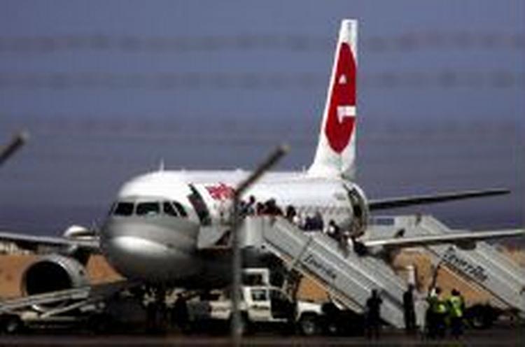 Flere rejsebureauer har valgt at trække deres gæster hjem fra Sharm el-Sheikh. Her er et hold italienske turister på vej hjem. - Foto: AP 