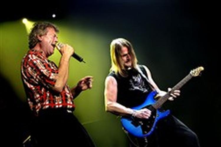 Deep Purples legendariske koncert fra K.B. Hallen i 1972 fås nu på dvd. Her ses Ian Gillian og Steve Morse 31 år senere samme sted.   Foto: Jacob Ehrbahn 