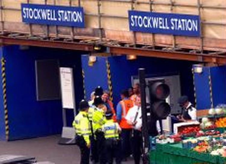Manden blev skudt, da han forsøgte at komme ind i et undergrundstog på stationen Stockwell. - Foto: AP 