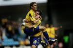 Kasper Lorentzen bragte Brøndby på sejrskurs, da han i 1. halvleg scorede til 1-0. Han lykønskes her med scoringen af svenskeren Johan Elmander. - Foto: Anders Birch 