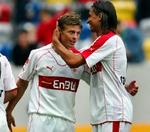 Jon Dahl får et klap på hovedet af sin nye holdkammerat Fernando Meira efter sin scoring. - Foto: AP 