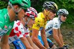 Armstrong med sit følge. Hushovd i grønt, Michael Rasmussen med prikker og Jaroslav Popovitj i den hvide ungdomstrøje. - Foto: AP 