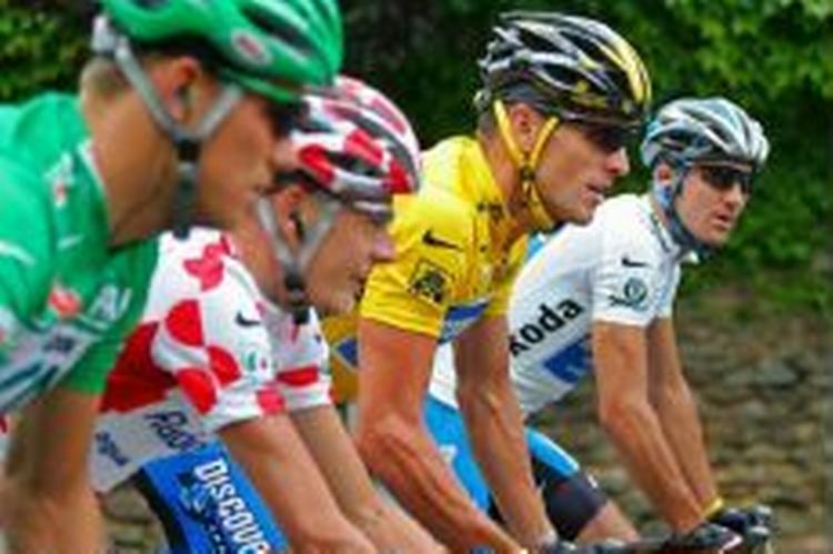 Armstrong med sit følge. Hushovd i grønt, Michael Rasmussen med prikker og Jaroslav Popovitj i den hvide ungdomstrøje. - Foto: AP 