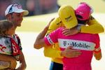 Armstrong giver Ullrich et knus, mens næste års favorit Ivan Basso kigger på. - Foto: AP 