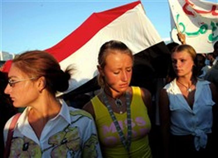 Turister og indbyggere i Sharm El-Sheikh har fundet sammen i en fælles protest og demonstrerede under paroler som »Der er kun en Gud, og terrorisme er en fjende af Gud« .   Foto: Jerome Delay/AP 