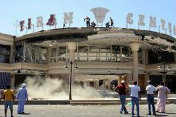 Mindst 88 personer har mistet livet ved angrebet i Sharm el-Sheikh, de fleste ved hotellet her. - Foto: AP 