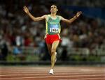 Hicham El Guerrouj vinder her OL-guld i Athen sidste år. - Foto: AP 