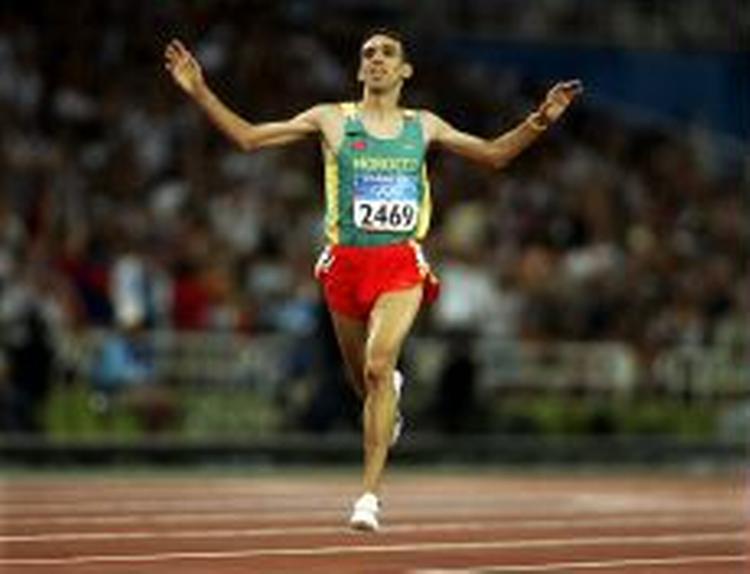 Hicham El Guerrouj vinder her OL-guld i Athen sidste år. - Foto: AP 
