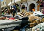 En person går gennem den gamle bydel i Sharm el-Sheikh, hvor en bilbombe dræbte mindst 17 egyptere, der sad på en fortovscafé. - Foto: AP 