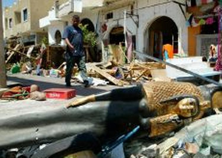En person går gennem den gamle bydel i Sharm el-Sheikh, hvor en bilbombe dræbte mindst 17 egyptere, der sad på en fortovscafé. - Foto: AP 