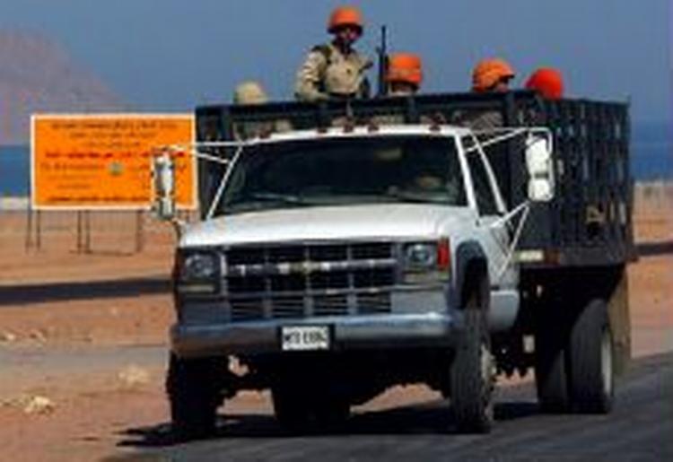 Amerikanske soldater passerer en kontrolpost tæt ved Sharm El-Sheikh. USA´s præsident George W. Bush har fordømt angrebet og lovet Egypten at hjælpe med opklaringen. - Foto: AP 