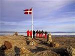 Mandskab fra inspektionsskibet  Vædderen  er gået i land på Hans Ø 13. august 2002 for at bygge en varde og rejse en ny flagstang på øens sydøstlige hjørne, som også er det højeste punkt p&amp;amp;a 