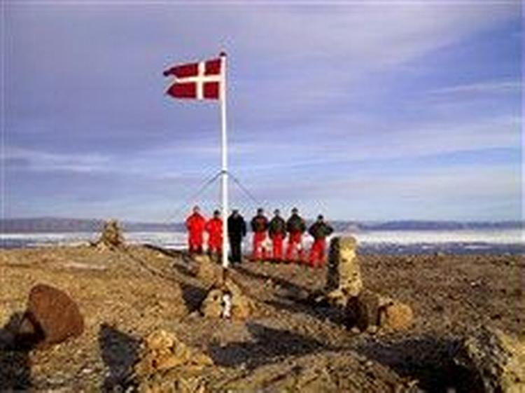 Mandskab fra inspektionsskibet  Vædderen  er gået i land på Hans Ø 13. august 2002 for at bygge en varde og rejse en ny flagstang på øens sydøstlige hjørne, som også er det højeste punkt p&amp;amp;a 