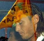 Francesco Totti blev smidt hjem fra EM i Portugal efter han havde spyttet Christian Poulsen. Ifølge en italiensk filminstruktør er spytteri langt fra det værste i moderne fodbold. - Foto: AP 