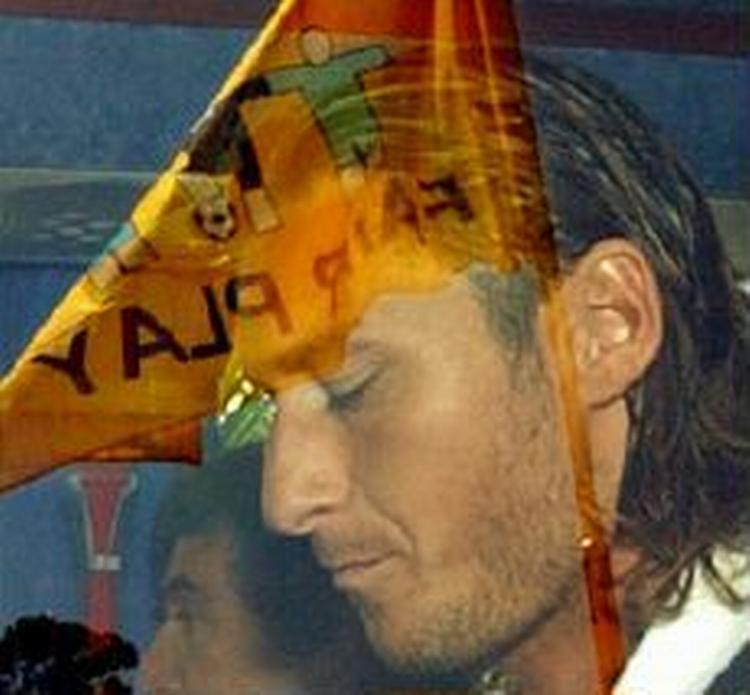 Francesco Totti blev smidt hjem fra EM i Portugal efter han havde spyttet Christian Poulsen. Ifølge en italiensk filminstruktør er spytteri langt fra det værste i moderne fodbold. - Foto: AP 