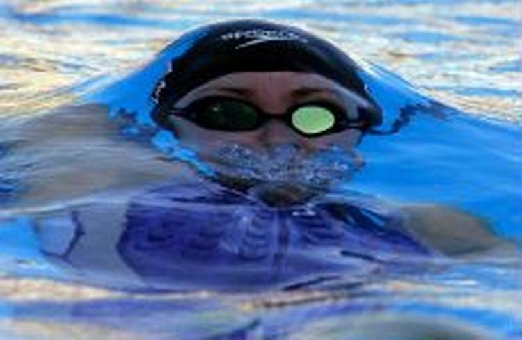 Natalie Coughlin fra USA vandt Louise Ørnstedts semifinale i tiden 1.00,59 sekunder. - Foto: AP 