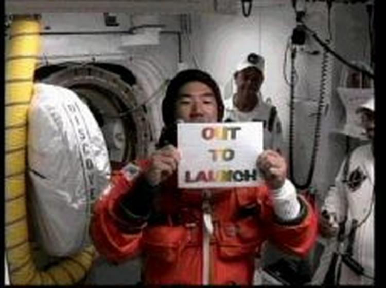 En af de syv astronauter, japanske Soichi Noguchi, er klar til afgang, som skiltet fortæller. - Foto: AP 