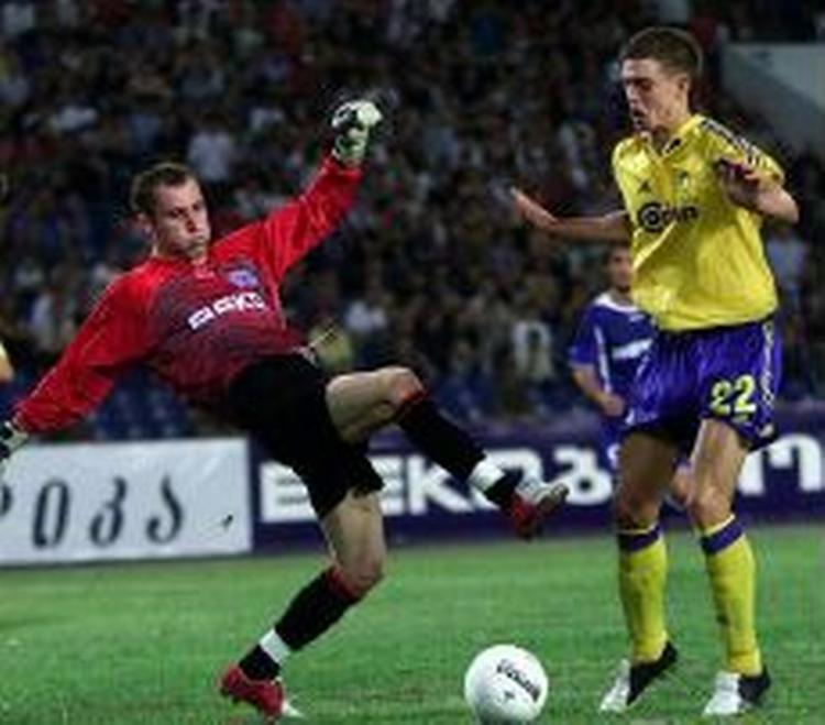 Tbilisis målmand Sergi Orbeladze sparker bolden væk for fødderne af Brøndbys Daniel Agger. - Foto: AP 