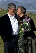 Socialdemokraternes tidligere formand Mogens Lykketoft blev mandag viet til journalisten Mette Helene Holm. Det foregik i Qassiarsuk Kirke.   Foto: John Rasmussen 