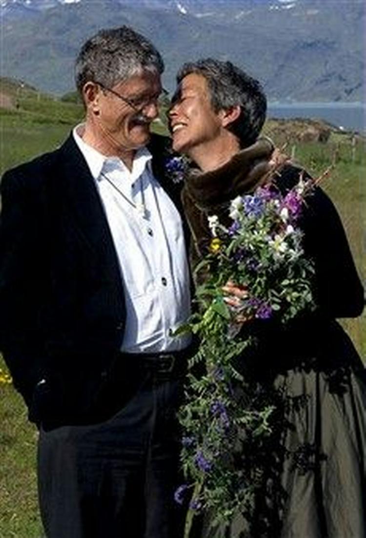 Socialdemokraternes tidligere formand Mogens Lykketoft blev mandag viet til journalisten Mette Helene Holm. Det foregik i Qassiarsuk Kirke.   Foto: John Rasmussen 