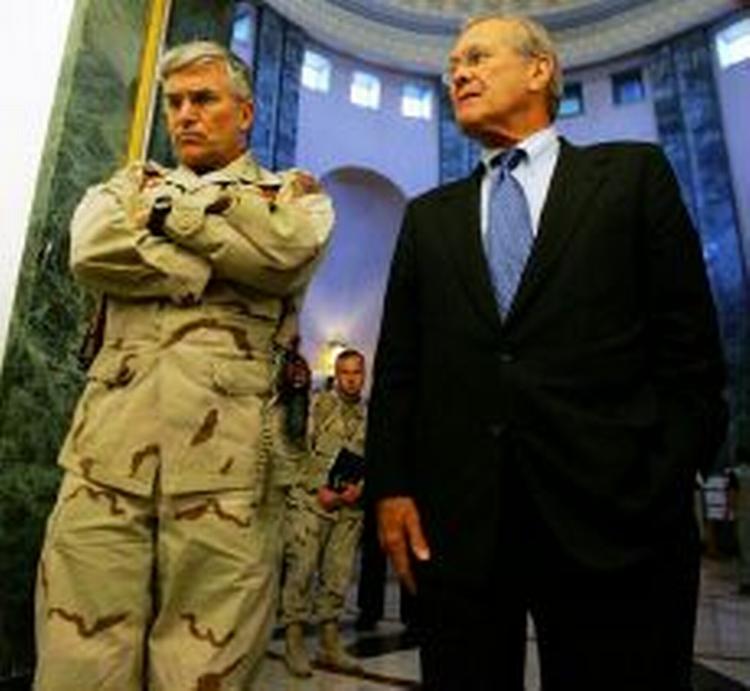 General George Casey har drøftet en tilbagetrækning fra Irak med Donald Rumsfeld. - Foto: AP 