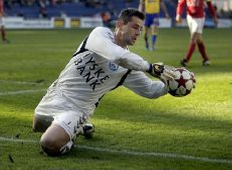 Henrik Ipsen var på plads i målet mod Brøndby i lørdags. Men nu tvinger en brækket finger ham til en tre ugers pause. - Foto: Jens Dresling 