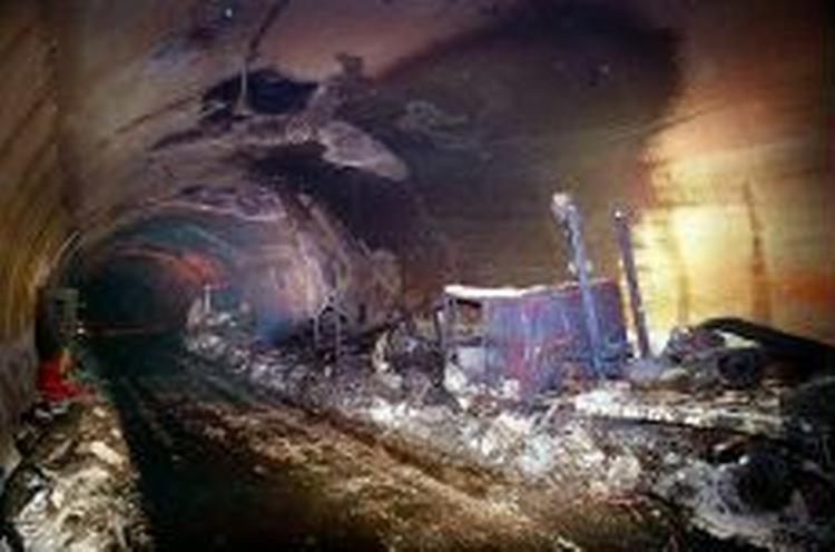 Mont Blanc-tunnellen var lukket i tre år efter branden. - Arkivfoto: AP 