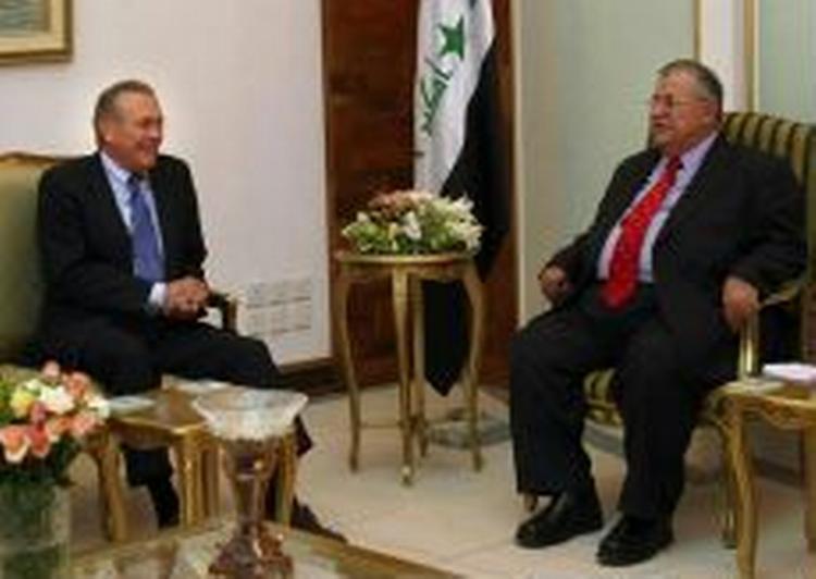 Rumsfeld (tv.) besøgte blandt andre Iraks præsident, Jalal Talabani. - Foto: AP 