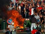 Vrede og skuffede Genoa-tilhængere har tændt ild til en skraldespand under protesterne. - Foto: AP 