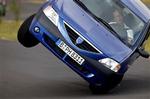 Dacia Logan gennem undvigemanøvren med 65 km/t. Den er oppe på to hjul. Foto: ADAC 
