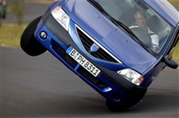 Dacia Logan gennem undvigemanøvren med 65 km/t. Den er oppe på to hjul. Foto: ADAC 