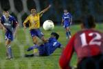 Brøndbys Martin Retov hugger på mål i første kvalifikationskamp mod Dinamo Tbilisi. - Foto: AP 