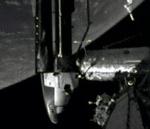 Discovery-færgen kobles sammen med ISS. Jorden ses i baggrunden. - Foto: AP 