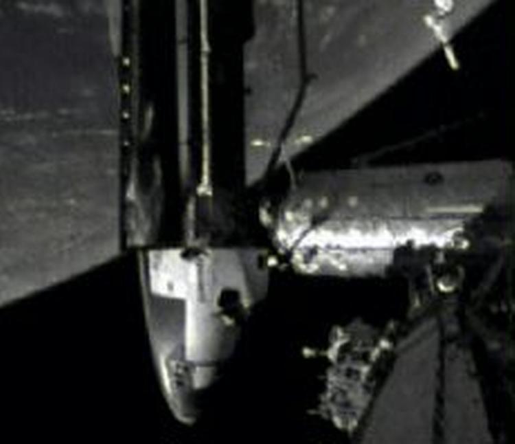 Discovery-færgen kobles sammen med ISS. Jorden ses i baggrunden. - Foto: AP 
