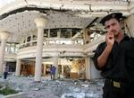 En soldat står vagt foran en af de bombede bygninger efter lørdagens terror i Sharm el-Sheik. - Foto: AP 