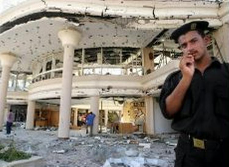 En soldat står vagt foran en af de bombede bygninger efter lørdagens terror i Sharm el-Sheik. - Foto: AP 
