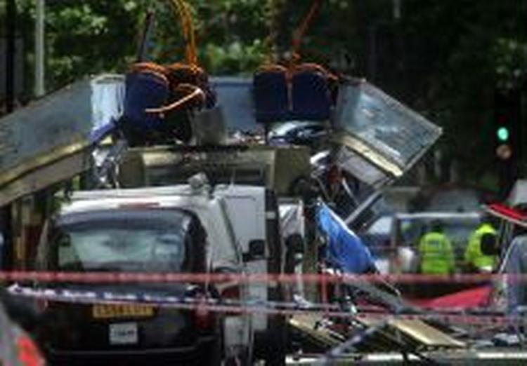 56 personer mistede livet ved angrebene 7. juli. Her vraget af bussen på Tavistock Square. - Foto: AP 
