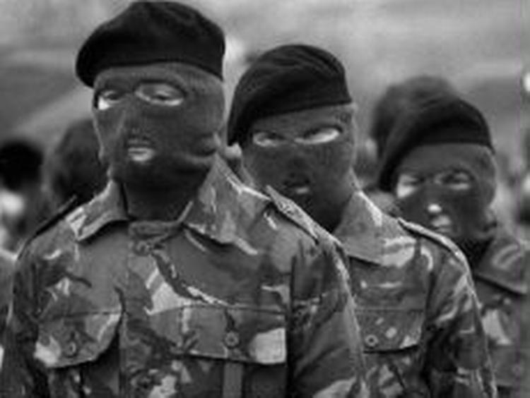 IRA-soldaten Bobby Sands sultede sig i 1981 ihjel i fængslet i protest mod IRA-fangernes forhold. Til hans begravelse mødte maskerede IRA-folk op. - Arkivfoto: AP 