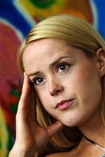 »Jeg har et behov for at kaste mig selv ud i verden for at kunne trække den ind i mig og mærke den«, siger Tina Dickow. - Foto: Klaus Holsting 