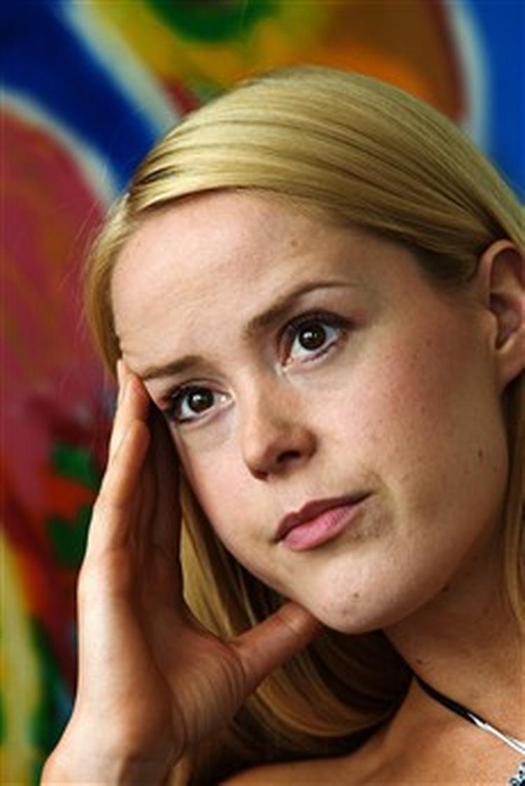 »Jeg har et behov for at kaste mig selv ud i verden for at kunne trække den ind i mig og mærke den«, siger Tina Dickow. - Foto: Klaus Holsting 
