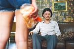 Kenji har svært ved at få fred til at begå selvmord. Til gengæld bliver han rodet ind i en andens selvmord og hendes uvenner i mafiaen. Men det er kun den ydre handling i en ellers begavet film. - Foto fra filmen 