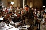 Som den unge Howard Hughes forsøger Leonardo DiCaprio at spille sit livs rolle, men efterhånden, som årene går (i filmen), får han sit babyface mere imod sig. - PR-foto: Nordisk Film 