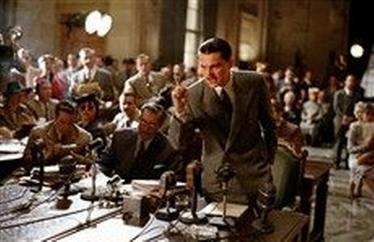 Som den unge Howard Hughes forsøger Leonardo DiCaprio at spille sit livs rolle, men efterhånden, som årene går (i filmen), får han sit babyface mere imod sig. - PR-foto: Nordisk Film 