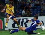 Johan Elmander forsøger sig med et skud i tirsdagens kamp i Georgien. - Foto: AP 